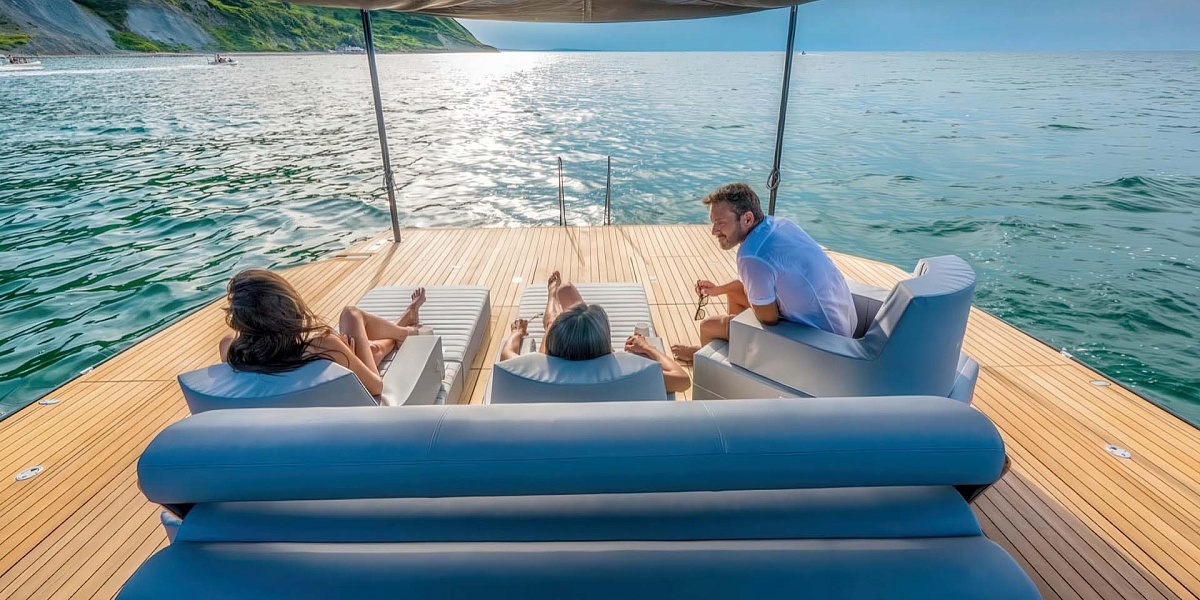 Аренда яхты Liquid spirit во Франции - лежаки на бич клабе